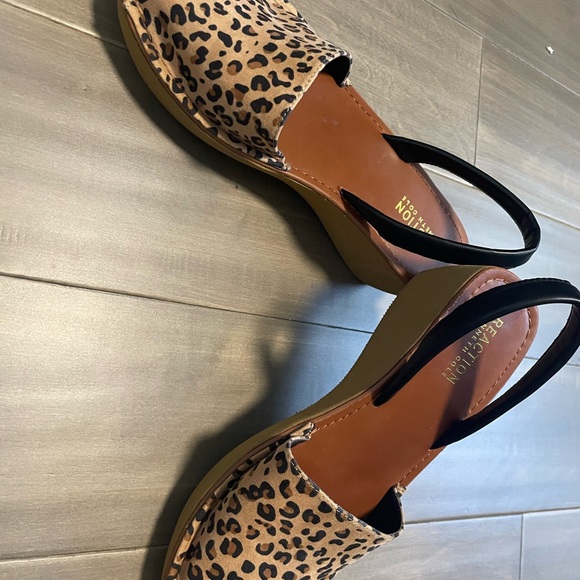 Reaction Kenneth Cole Tan and Black Slingback Sandals - Picture 3 of 3